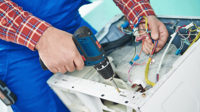 Çiğli Hotpoint Hotpoint çamaşır makinesi kart tamiri – Su almama arızası orijinal parça ile giderildi. - Teknik servis örneği